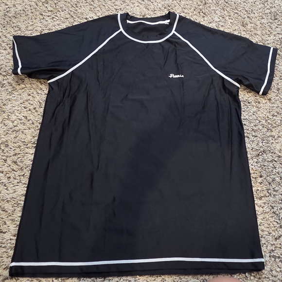 2 Short Sleeve Rashgaurds - Picture 2 of 2